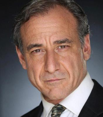 A phony male gemologist